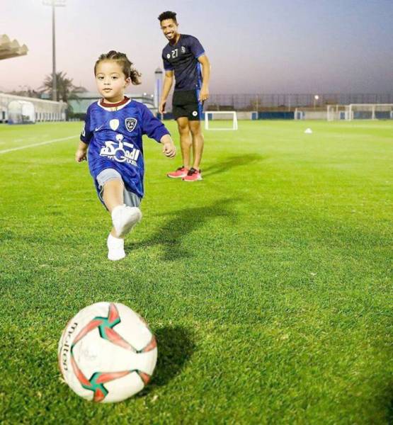 



نجله سلطان يداعب الكرة في ملعب نادي الهلال.