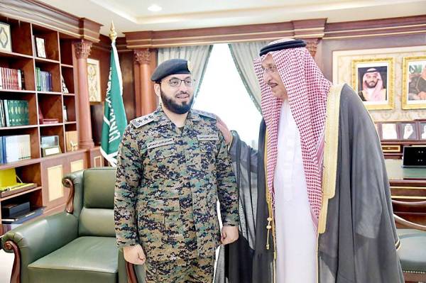 



الأمير محمد بن ناصر مقلدا الزهراني رتبته الجديدة.