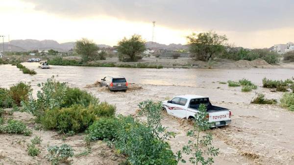 



السيول تقطع طريق العبلاء وتشكل خطرا على العابرين.