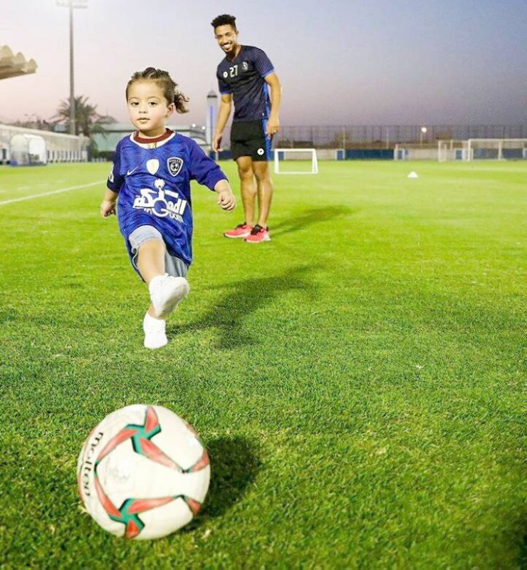 



نجله سلطان يداعب الكرة في ملعب نادي الهلال.