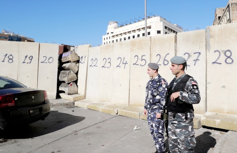 جنديان لبنانيان أمام حاجز خرساني لمنع الاشتباكات بين المتظاهرين والمحسوبين على التيارات السياسية أمس. (أ ف ب)