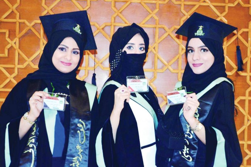 خريجات ضمن أول دفعة نسائية في كلية الهندسة بجامعة المؤسس