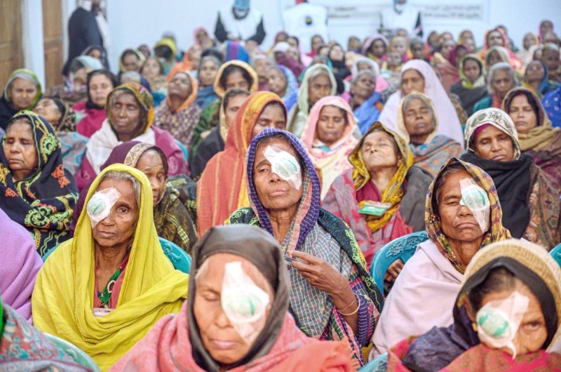 



أجرت الحملة الطبية التطوعية لمركز الملك سلمان لمكافحة العمى والأمراض المسببة له في محافظة غيبدة بجمهورية بنجلاديش 652 جراحة بهدف معالجة المصابين بأمراض العيون.  (واس)