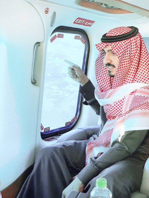 



الأمير بدر بن سلطان متفقدا الشريط السياحي جوا.