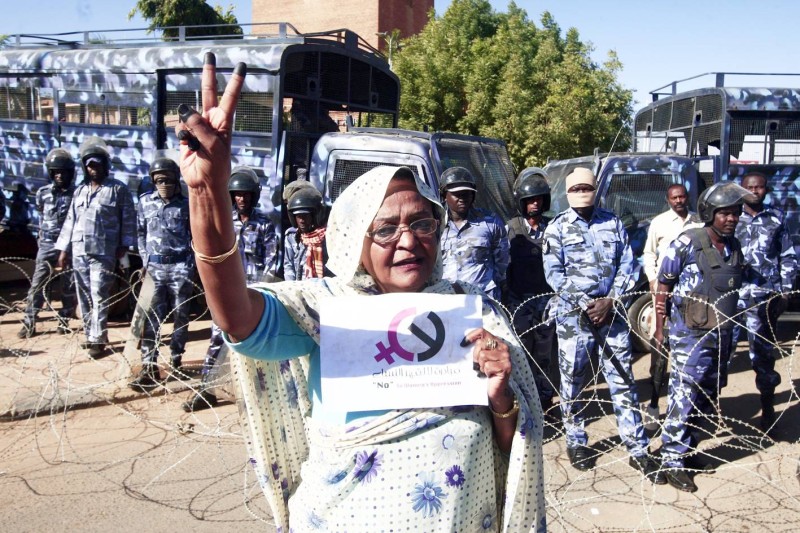 سودانية تتظاهر أمام محكمة في أم درمان خلال النطق بإعدام 27 ضابط مخابرات أمس. (أ ف ب)