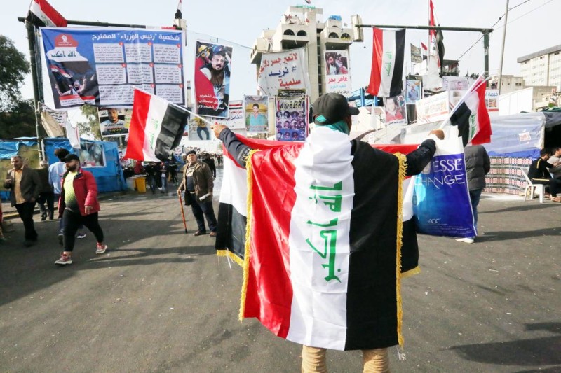 



عراقي يرتدي العلم الوطني في مظاهرات ضد الحكومة بميدان التحرير في بغداد أمس. (أ ف ب)