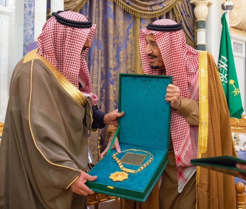 الملك سلمان يتسلم قلادة «أبي بكر الصديق» من المنظمة العربية. 