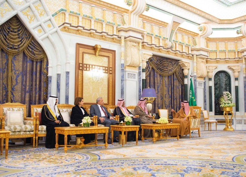 جانب من لقاء الملك سلمان مع المنظمة العربية للهلال الأحمر.