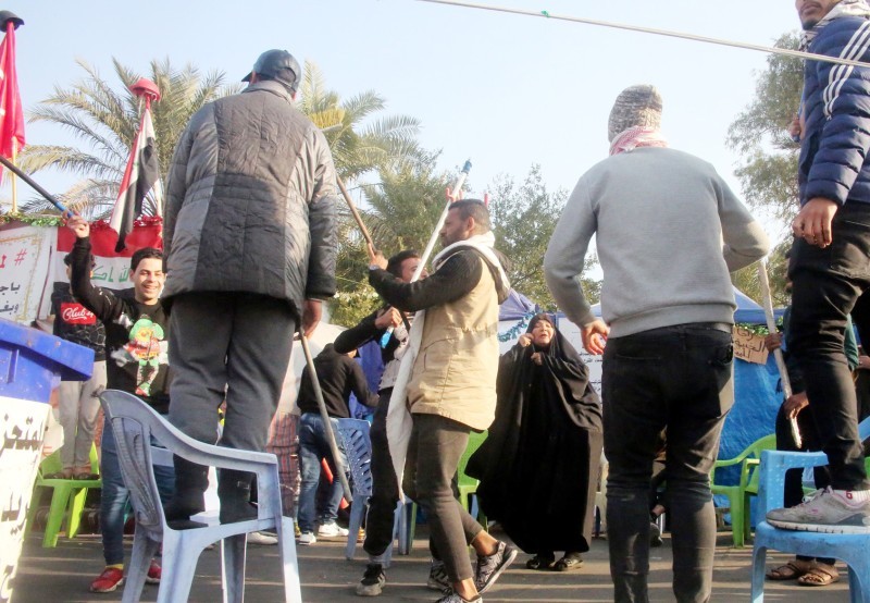 



متظاهرون عراقيون يحتفلون خارج خيم الاحتجاج في ميدان التحرير ببغداد بمقتل سليماني أمس. (أ.ف.ب)