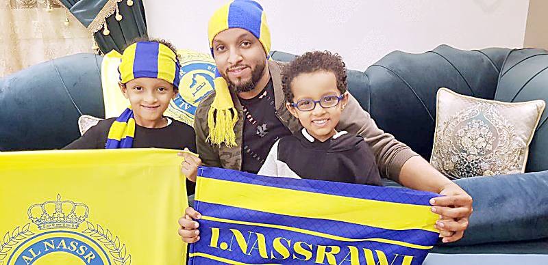 



 فرحة المشجع النصراوي عبدالرحمن باحسين مع ابنيه أحمد وأنس بحصد لقب السوبر.