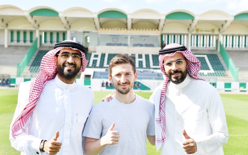 



اللاعب الألماني ماركو مارين مع رئيس النادي أحمد الصائغ والمدير التنفيذي أحمد بامعوضة عقب الانضمام للنادي الأهلي.