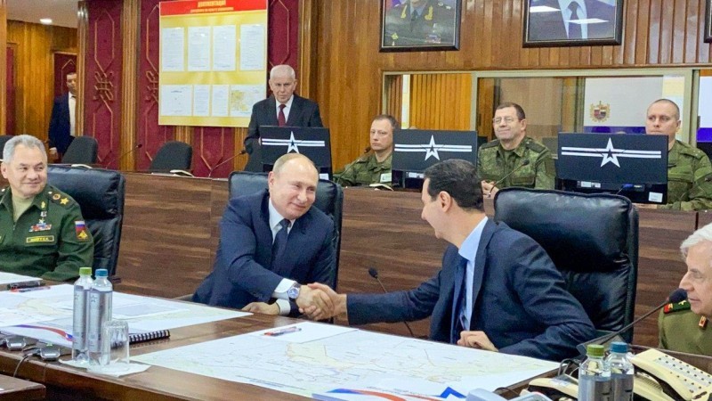 A handout picture released by the official Syrian presidency Telegram page on January 7, 2020 shows President Bashar al-Assad (C-R) shaking the hand of his Russian counterpart Vladimir Putin (C-L) at the headquarters of the Russian forces in the Syrian capital Damascus. == RESTRICTED TO EDITORIAL USE - MANDATORY CREDIT «AFP PHOTO / HO / SYRIAN PRESIDENCY TELEGRAM PAGE» - NO MARKETING NO ADVERTISING CAMPAIGNS - DISTRIBUTED AS A SERVICE TO CLIENTS ==
 / AFP / Syrian Presidency Telegram Page / - / == RESTRICTED TO EDITORIAL USE - MANDATORY CREDIT «AFP PHOTO / HO / SYRIAN PRESIDENCY TELEGRAM PAGE» - NO MARKETING NO ADVERTISING CAMPAIGNS - DISTRIBUTED AS A SERVICE TO CLIENTS ==
