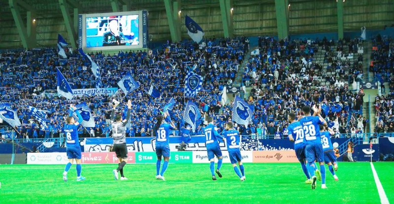 



لاعبو الهلال يحيون جماهيرهم بعد الفوز أمس في الرياض.