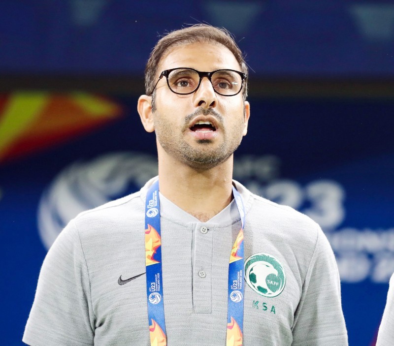 



مدرب المنتخب السعوي تحت (23) سعد الشهري، يردد النشيد الوطني قبل انطلاقة مباراة الأخضر أمام كوريا أمس في نهائي البطولة.