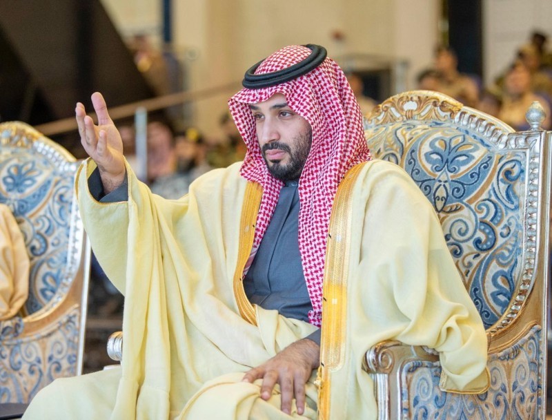 الأمير محمد بن سلمان معطيا شارة بدء حفل التخرج.