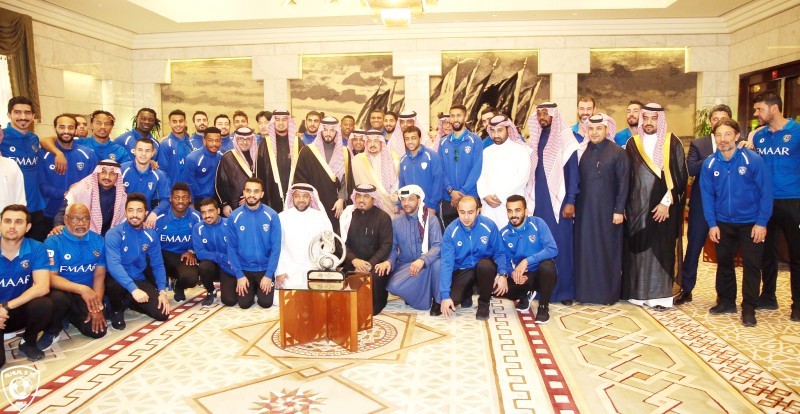 



الأمير فيصل بن بندر يتوسط رئيس وأعضاء مجلس الإدارة والجهازين الفني والإداري ولاعبي نادي الهلال.