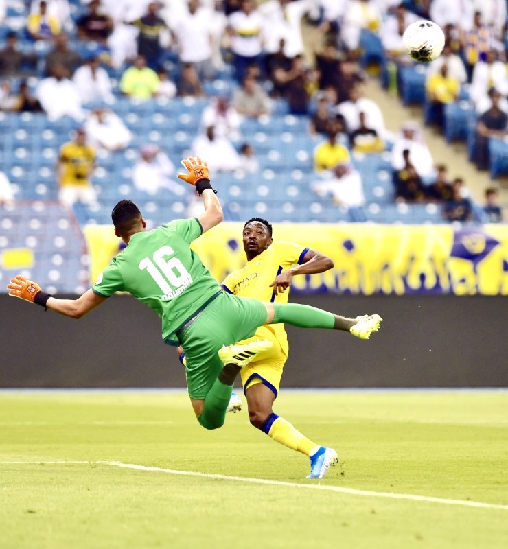 



مهاجم النصر أحمد موسى في مواجهة حارس ضمك في لقاء الدور الأول.