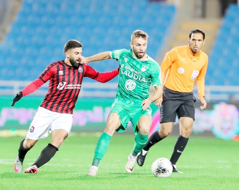 



لقاء الأهلي والرائد قاده حكم سعودي وأدار اللقاء بنجاح.