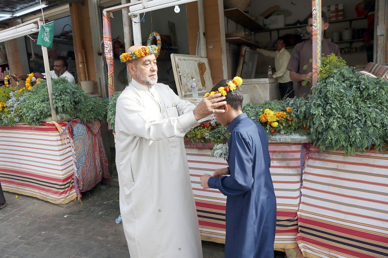 



في ساحة العطر.. والقلوب النقية في «محايل».. يتوج نجله إكليلا من الحب والحياة.   (تصوير: مديني عسيري)