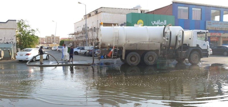 



صهاريج الأمانة تسحب المياه للحد من انتشار الضنك.