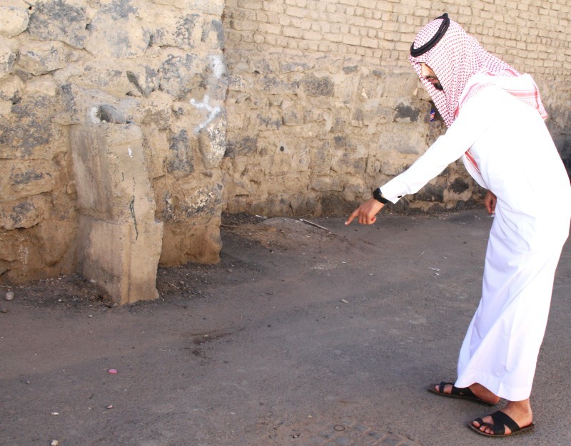 المحرر يشير إلى مكان سقوط أحد المصابين. تصوير: 