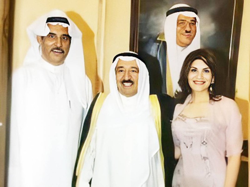 



الحبيب وزوجها أحمد بشارة مع أمير الكويت.