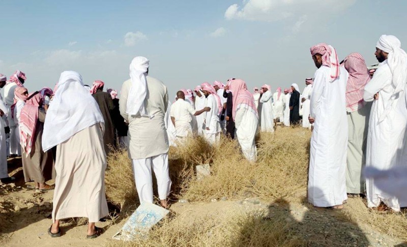 



 مشيعو الفقيد في المقبرة.