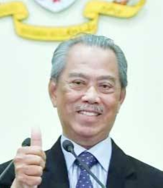 رئيس الوزراء الماليزي الجديد محيي الدين ياسين خلال إعلان تشكيل الحكومة أمس. (عكاظ)