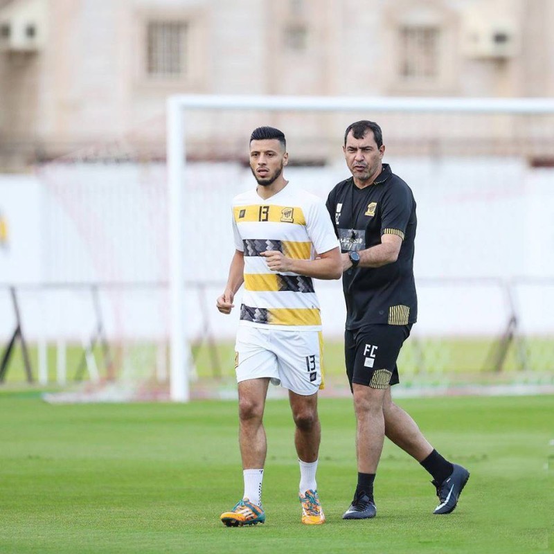 



مدرب الاتحاد كاريلي يوجه المهاجم البدري في التدريبات. (عكاظ)