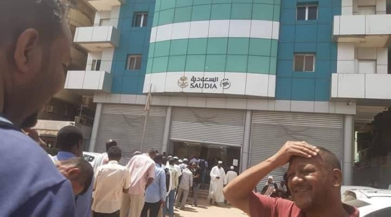 طابور من العائدين يصطفون أمام مكاتب الخطوط السعودية بالخرطوم 