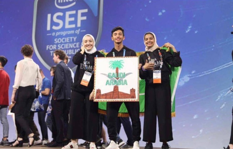 



مع زملائه بعد تتويجه في مسابقة (Intel ISEF).