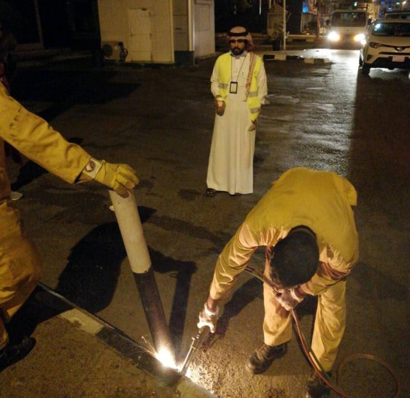 الفرق الميدانية خلال صيانتها المرافق البلدية بالطائف.