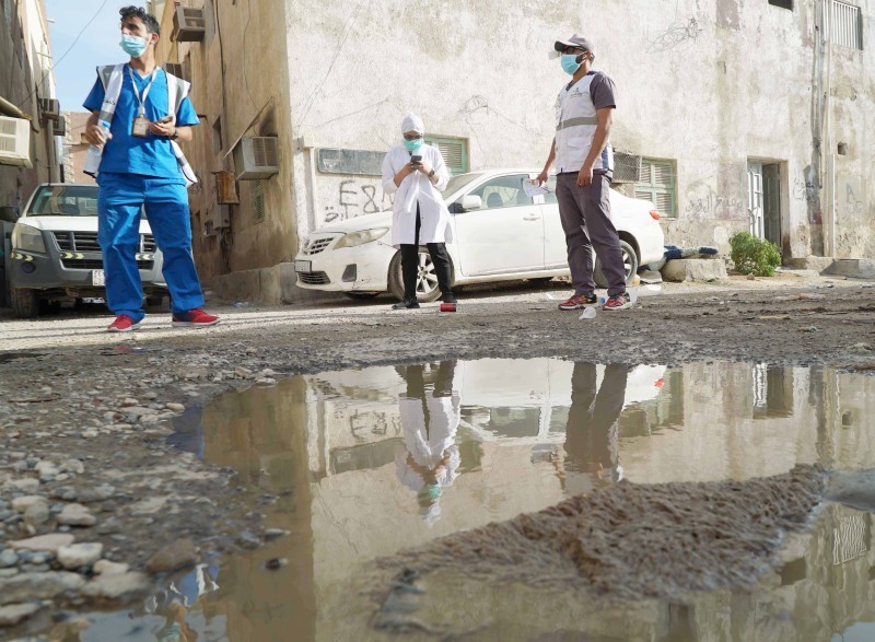 الكوادر الطبية والمتطوعون في الميدان. (تصوير: عمرو سلام)