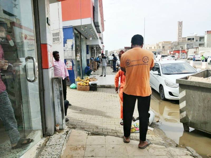 أحياء جازان تشهد حركة مستمرة للعمالة الوافدة. (تصوير: محمد الكادومي)