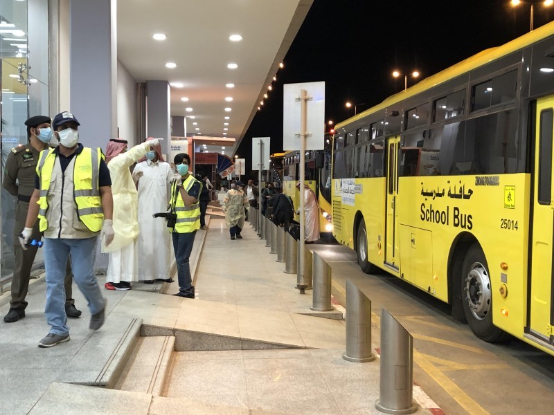 جانب من نقل المواطنين القادمين من مدريد إلى مسكنهم. 