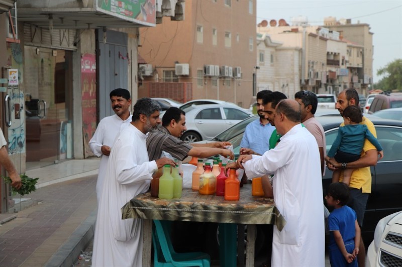 



اعتاد الناس على الشراء من باعة العصير أمام محالهم خلال شهر رمضان.