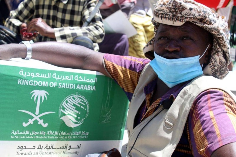 «سلمان للإغاثة» يوزع السلات الرمضانية في الصومال.