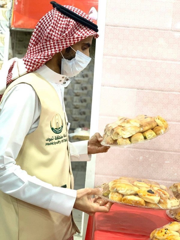 أمانة تبوك خلال ضبطها أطعمة فاسدة.