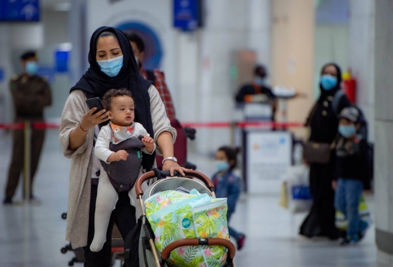 سيدة مع طفلها أثناء وصولهما أمس مطار الملك عبدالعزيز بجدة. (تصوير: سامي بوقس)




