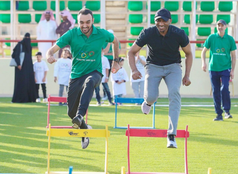 



الأمير عبدالعزيز في سباق ترفيهي مع البطل الأولمبي هادي صوعان.