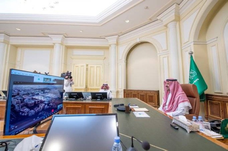 فيصل بن سلمان أمير المدينة المنورة خلال تدشين مبادرة «أخيار». 