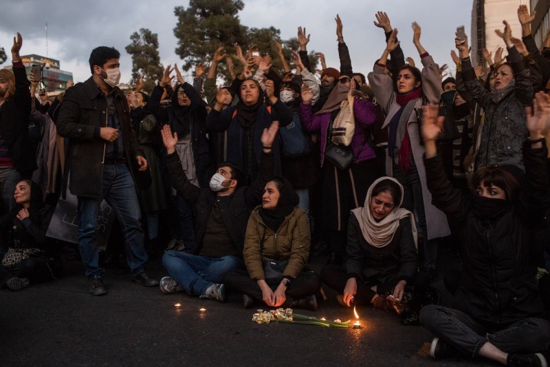 أقارب ضحايا الطائرة الأوكرانية التي أسقطها الحرس الثوري الإيراني. (أرشيفية)