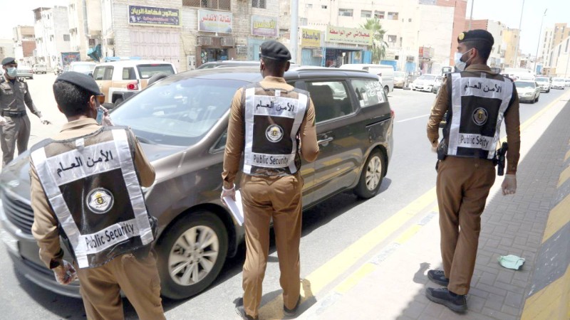 



رجال أمن راجلون يواصلون مهمة ضبط الإجراءات الوقائية في أحد أحياء جدة.