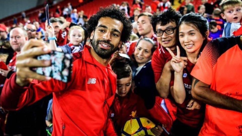 



محمد صلاح في سيلفي مع بعض الجماهير.