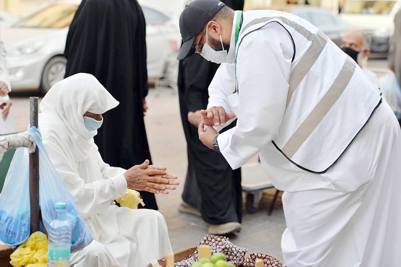 



أحد الكوادر الصحية خلال حملة توعية أصحاب المحلات والمتسوقين. (عكاظ)