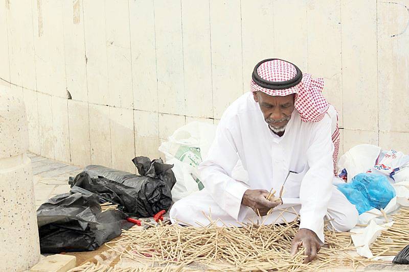 



العبدلي يبيع المساويك في سوق الجادة بتبوك. (عكاظ)