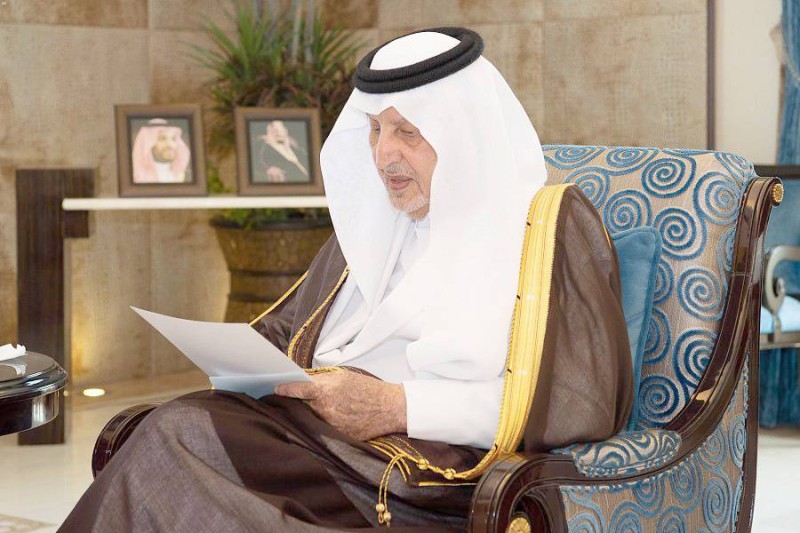 



الأمير خالد الفيصل لدى استقباله رئيس جامعة الطائف.