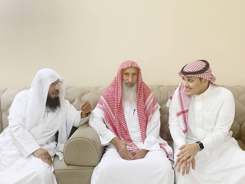 



العريس ووالد العروس والمأذون.