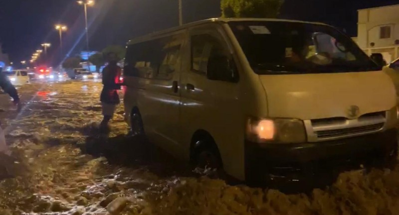 غرق العديد من الطرق في نجران بمياه الأمطار.