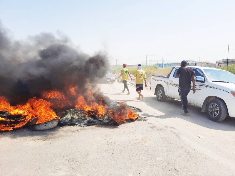 



عراقيون يقطعون الطرق بين ذي قار وواسط احتجاجاً على انقطاع الكهرباء أمس.